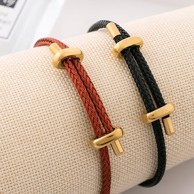 Bracelets cordon tressés rouge et noir en acier inoxydable avec détails dorés authentiques.