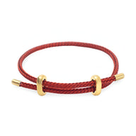Bracelet cordon rouge tressé avec détails en acier inoxydable doré, style authentique Hitam.