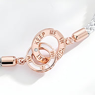 Bracelet cordon gris avec pendentif cercle en argent sterling or rosé gravé "Keep Me In Your Heart" et strass bleu.