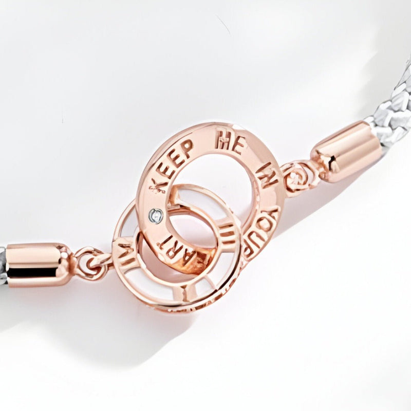 Bracelet cordon gris avec pendentif cercle en argent sterling or rosé gravé "Keep Me In Your Heart" et strass bleu.