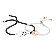 Bracelets cordon réglables noirs et gris avec anneaux entrelacés argent et or rosé, modèle mixte Fay.