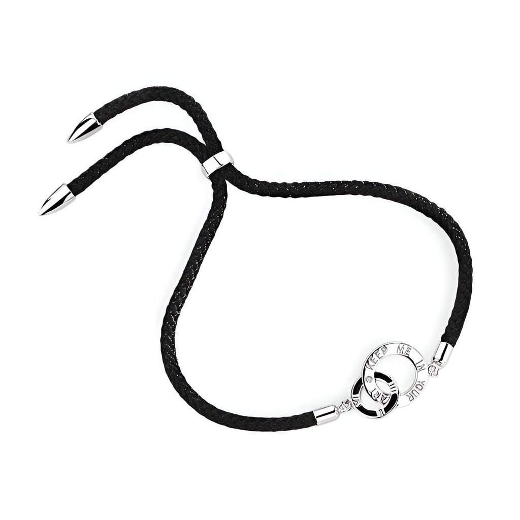 Bracelet cordon noir avec détails en argent sterling et fermoir rond gravé.