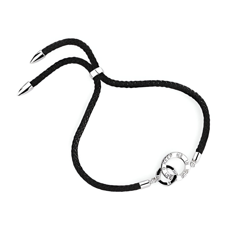 Bracelet cordon noir avec détails en argent sterling et fermoir rond gravé.