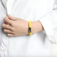 Bracelet cordon jaune en corde de bateau avec fermoir en acier inoxydable porté au poignet.