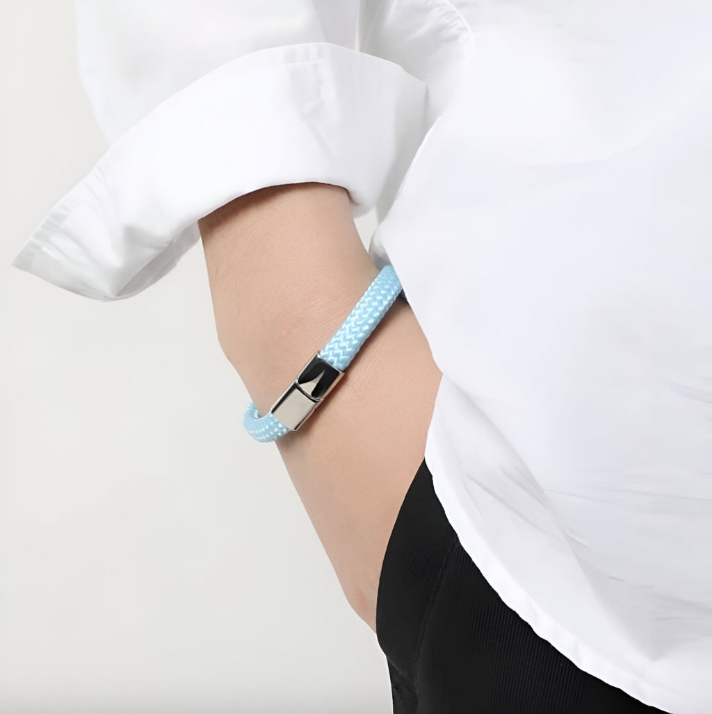 Bracelet en corde de bateau bleu clair avec fermoir en acier inoxydable, modèle Elwan, porté au poignet.