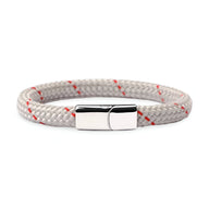 Bracelet cordon gris clair en corde de bateau avec détails rouges et fermoir acier inoxydable brillant.