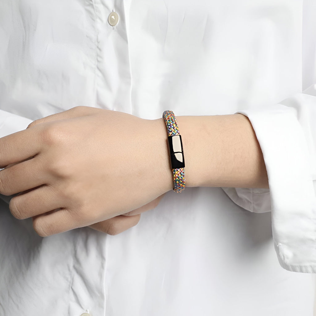 Bracelet cordon multicolore en corde de bateau avec fermoir en acier inoxydable porté au poignet.