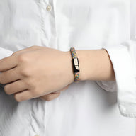 Bracelet cordon multicolore en corde de bateau avec fermoir en acier inoxydable porté au poignet.