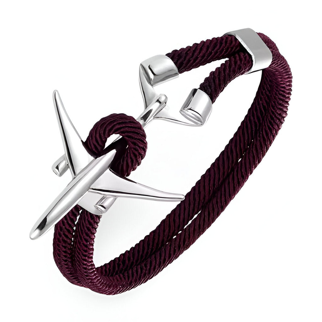 Bracelet cordon bordeaux avec avion en acier inoxydable brillant et fermoir ajustable.