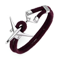 Bracelet cordon bordeaux avec avion en acier inoxydable brillant et fermoir ajustable.