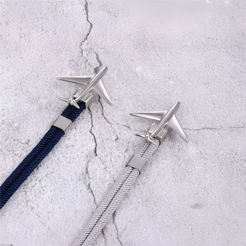 Bracelet cordon bleu et gris avec avion en acier inoxydable brossé moderne.