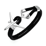 Bracelet cordon noir avec avion en acier inoxydable brillant et fermoir argenté.