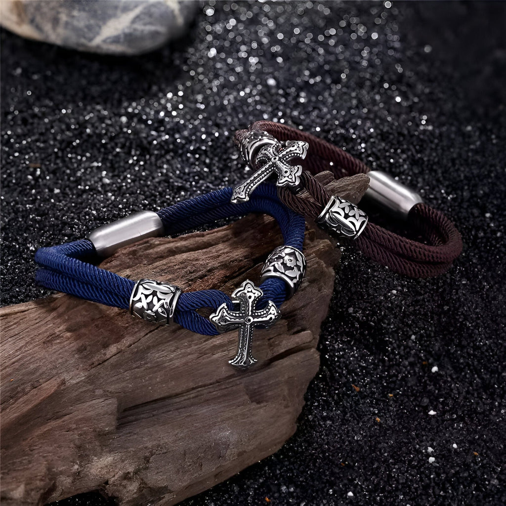 Bracelet cordon bleu et bordeaux avec croix chrétienne en acier inoxydable et détails argentés.
