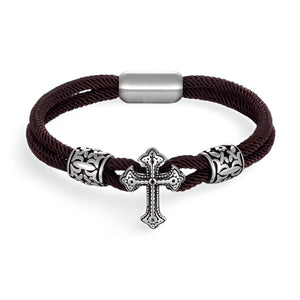 Bracelet cordon coton café avec croix chrétienne en acier inoxydable et fermoir magnétique.