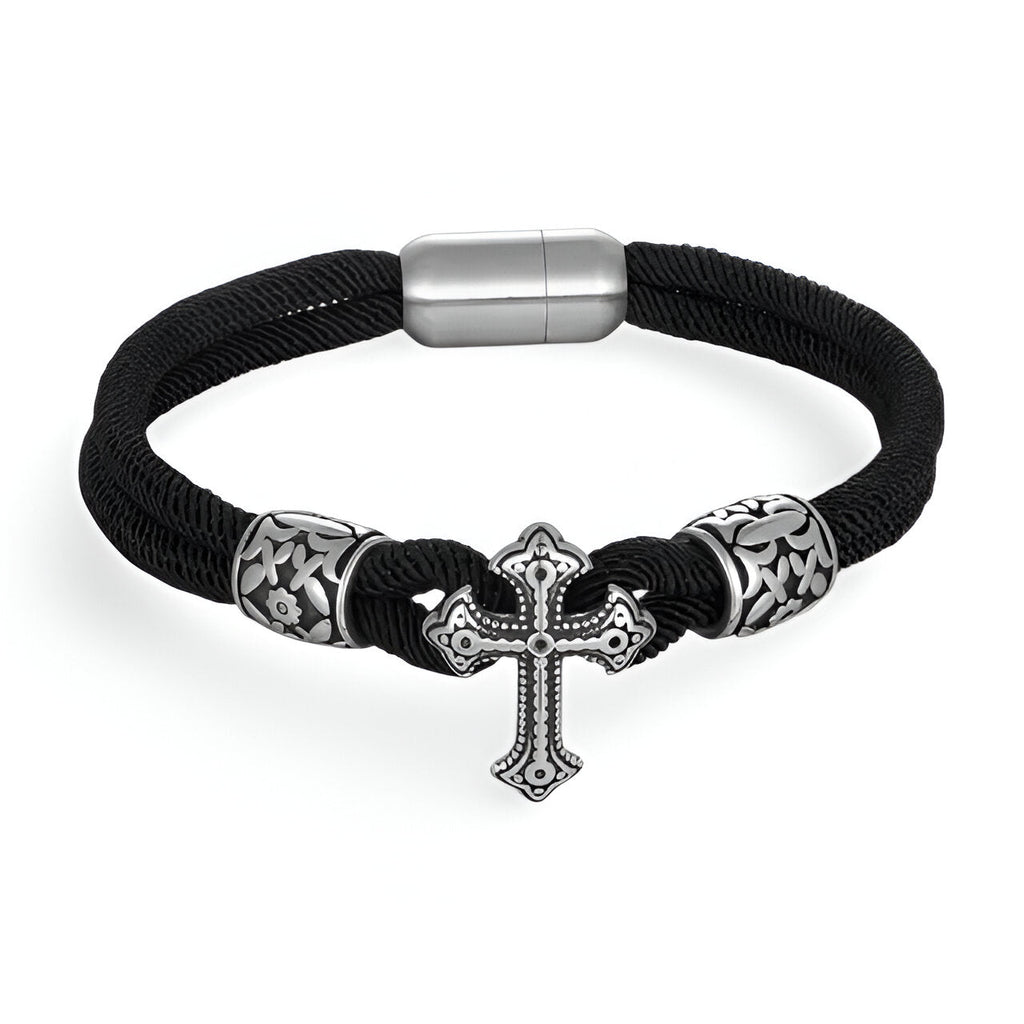 Bracelet cordon noir avec croix chrétienne en acier inoxydable et détails gravés élégants.
