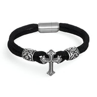 Bracelet cordon noir avec croix chrétienne en acier inoxydable et détails gravés élégants.