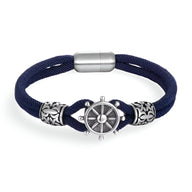 Bracelet cordon bleu marine avec gouvernail en acier inoxydable et fermoir magnétique argenté.