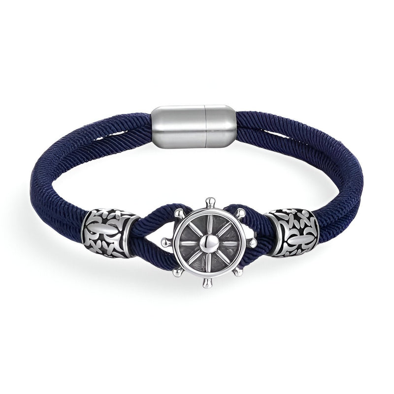 Bracelet cordon bleu marine avec gouvernail en acier inoxydable et fermoir magnétique argenté.