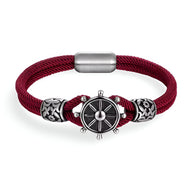 Bracelet cordon bordeaux avec gouvernail en acier inoxydable et fermoir magnétique gris.