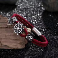 Bracelet cordon rouge bordeaux en coton avec gouvernail en acier inoxydable et perles décoratives.