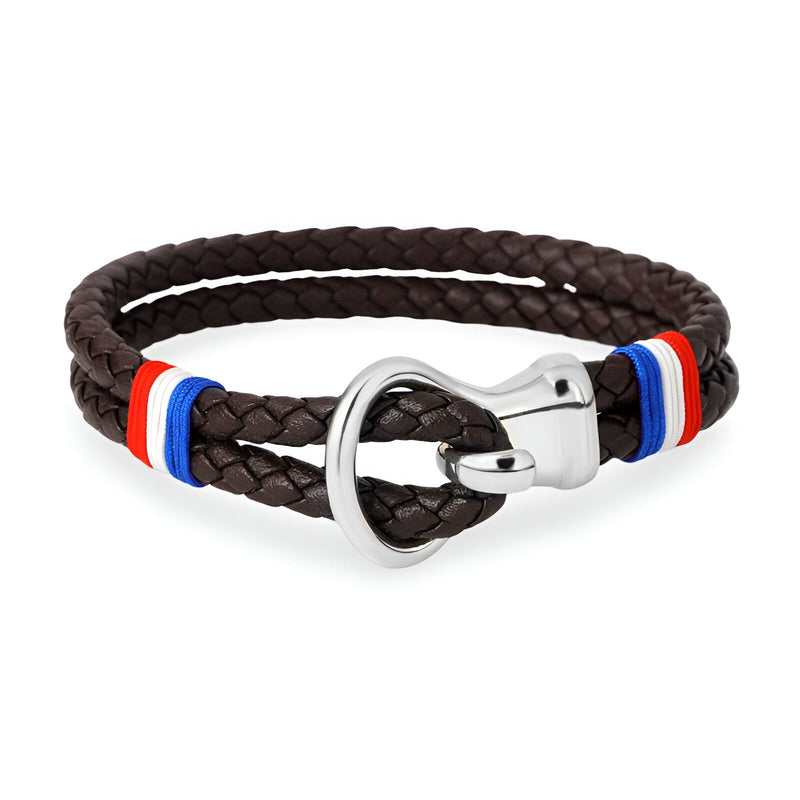 Bracelet en cuir tressé marron avec crochet acier inoxydable et détails drapeau français rouge, blanc, bleu.