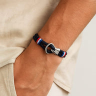 Bracelet cordon cuir bleu marine avec crochet inox argent et drapeau français tricolore.