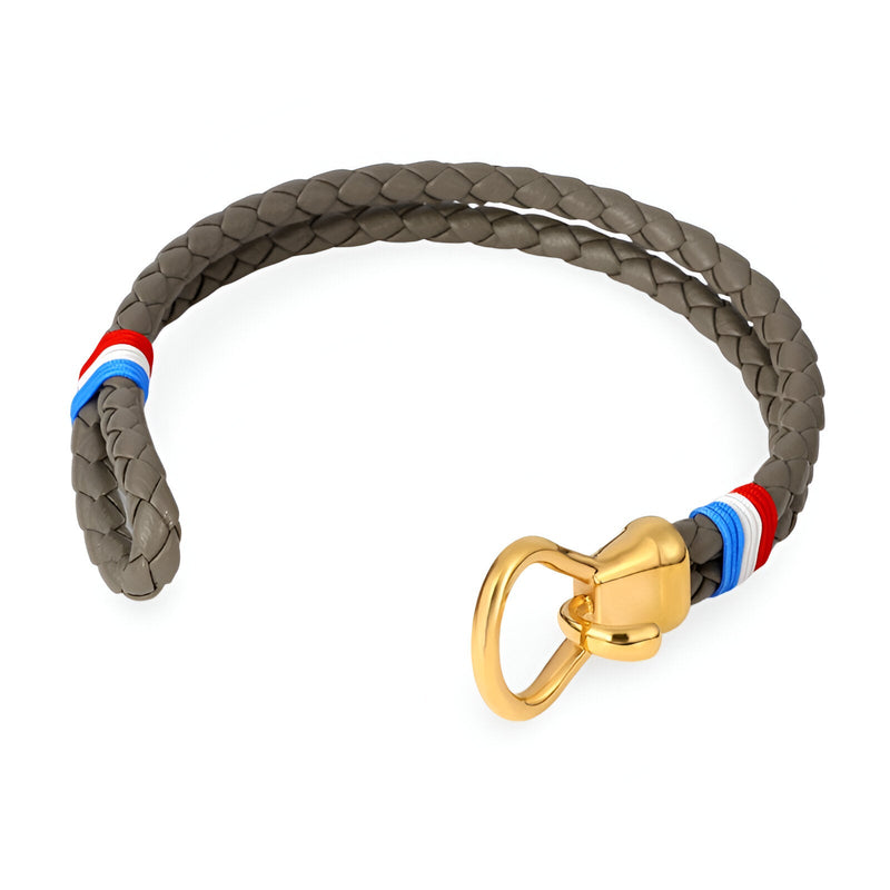 Bracelet cordon en cuir taupe tressé avec crochet en acier inoxydable doré et drapeau français.