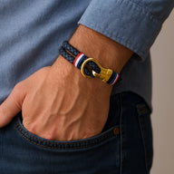 Bracelet cordon bleu marine tressé avec crochet acier inox doré et drapeau français en tissu.
