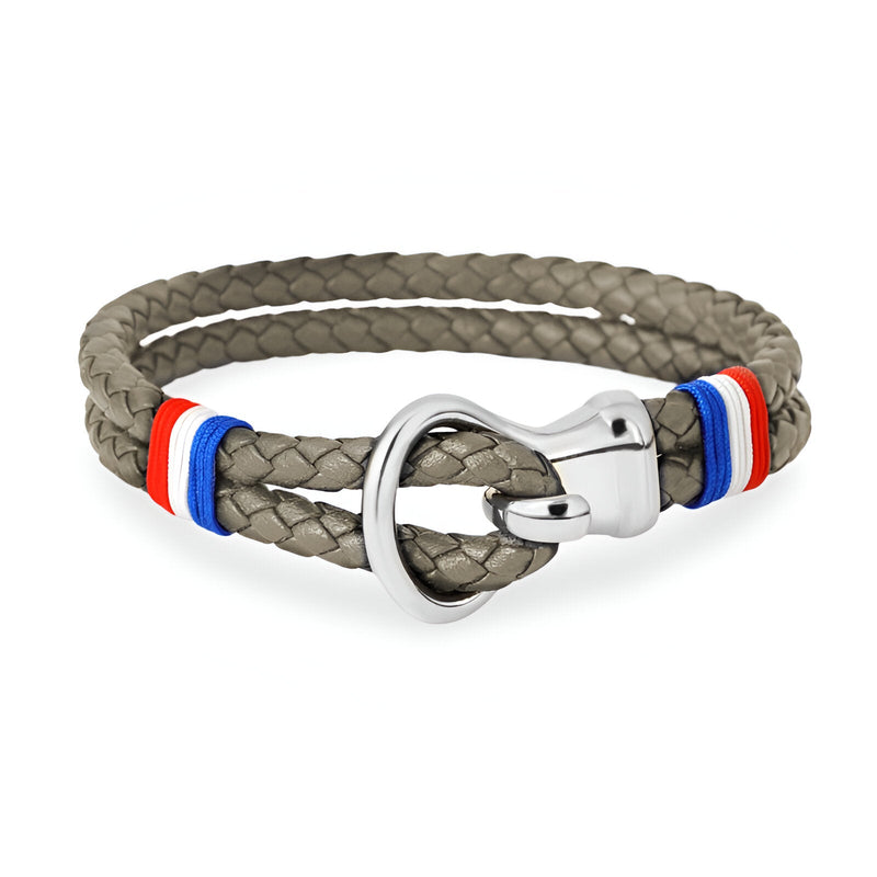 Bracelet cordon cuir taupe tressé avec crochet acier inoxydable et drapeau français rouge blanc bleu.