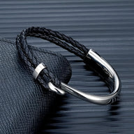 Bracelet homme cordon en cuir noir tressé avec crochet en acier inoxydable argenté lisse.