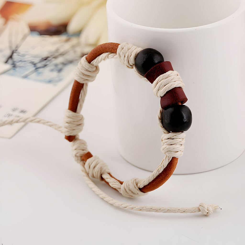 Bracelet cordon marron en cuir et corde beige avec perles rouges et noires, style mixte.