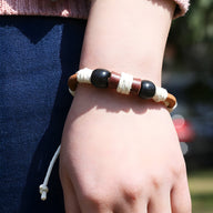 Bracelet cordon marron en cuir et corde beige avec perles noires, style mixte Greer.