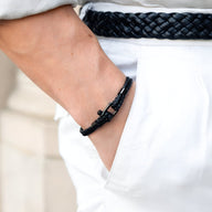 Bracelet homme cordon noir en cuir tressé avec mousqueton acier inoxydable noir mat.