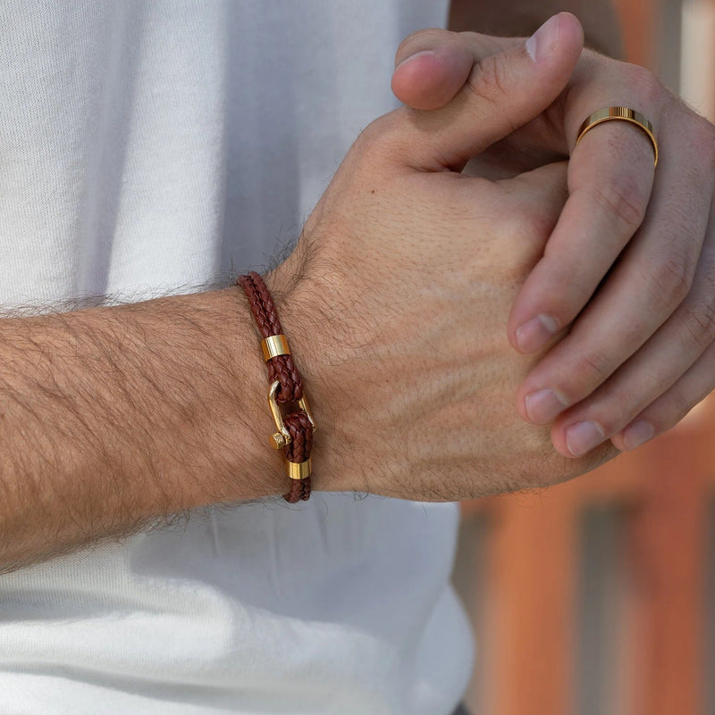 Bracelet cordon marron en cuir tressé avec mousqueton doré en acier inoxydable, style homme.