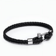 Bracelet homme en cuir noir tressé avec mousqueton en acier inoxydable argenté.