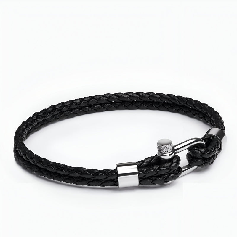 Bracelet homme en cuir noir tressé avec mousqueton en acier inoxydable argenté.