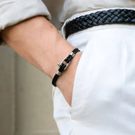 Bracelet homme en cuir noir tressé avec mousqueton en acier inoxydable argenté.