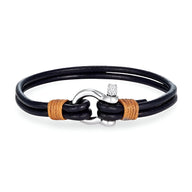 Bracelet cordon noir en cuir avec gros mousqueton en acier inoxydable et coutures marron clair.