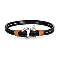 Bracelet cordon noir en cuir avec attache mousqueton en acier inoxydable et détails en fil café.