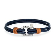 Bracelet homme en cuir bleu marine double tour avec mousqueton acier inoxydable et détails en cuir marron clair.