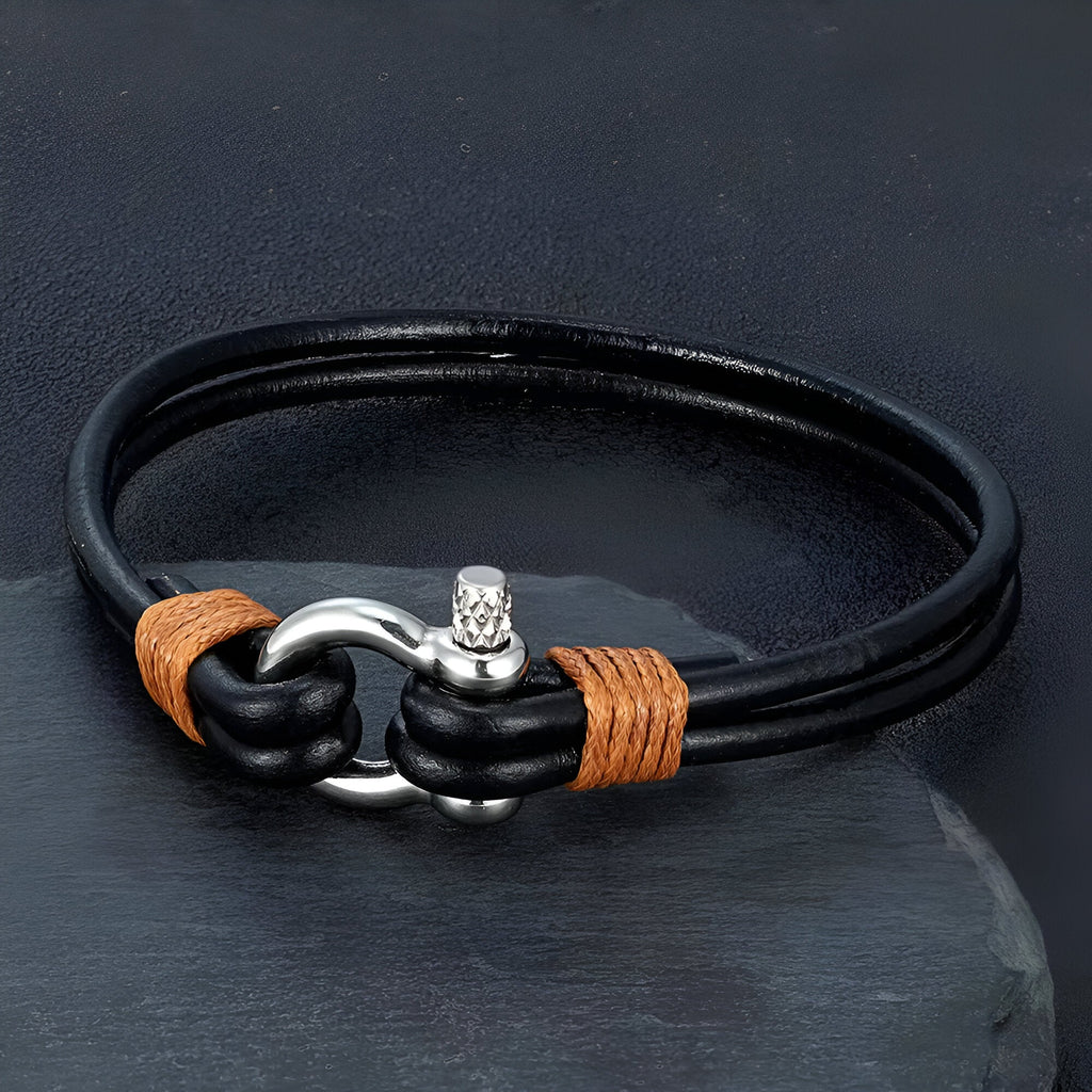 Bracelet cordon noir en cuir double tour avec mousqueton acier inoxydable et détails beige.