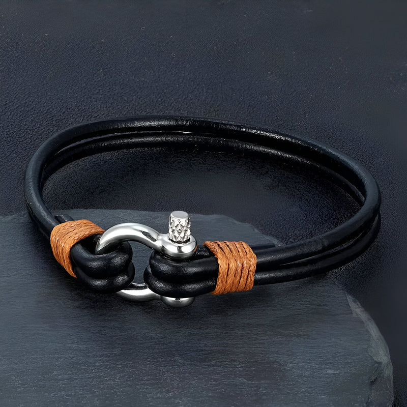 Bracelet cordon noir en cuir double tour avec mousqueton acier inoxydable et détails beige.