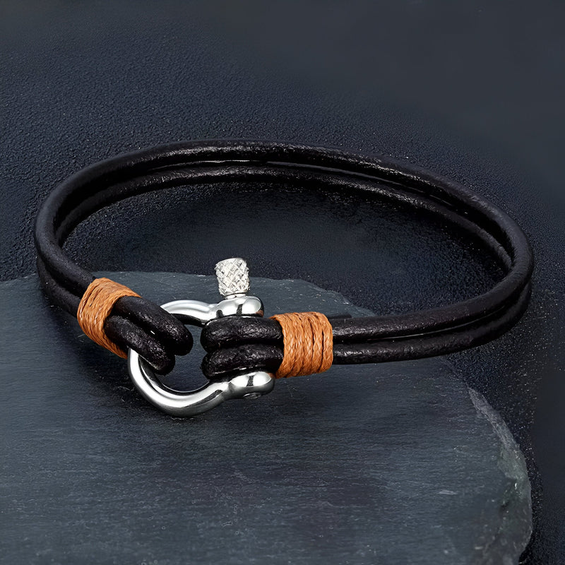 Bracelet cordon noir en cuir avec mousqueton en acier inoxydable et liens marron clair.