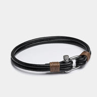 Bracelet homme cordon noir en cuir avec fermoir mousqueton en acier inoxydable et détails marron.