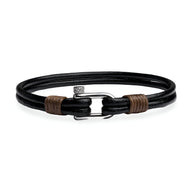 Bracelet cordon noir en cuir avec mousqueton en acier inoxydable et détails en fil marron.
