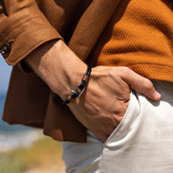 Bracelet cordon noir pour homme avec mousqueton en acier inoxydable, style épuré et moderne.