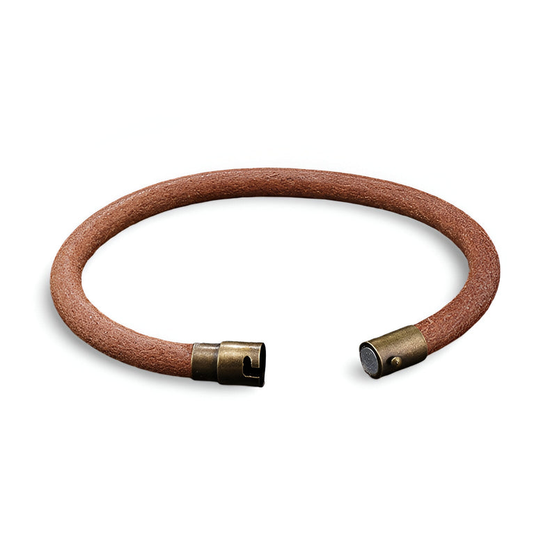 Bracelet en cuir marron avec fermoir magnétique en métal vintage, style minimaliste unisexe.