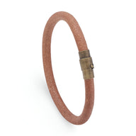 Bracelet en cuir marron avec fermoir magnétique en métal vieilli, design minimaliste unisexe.
