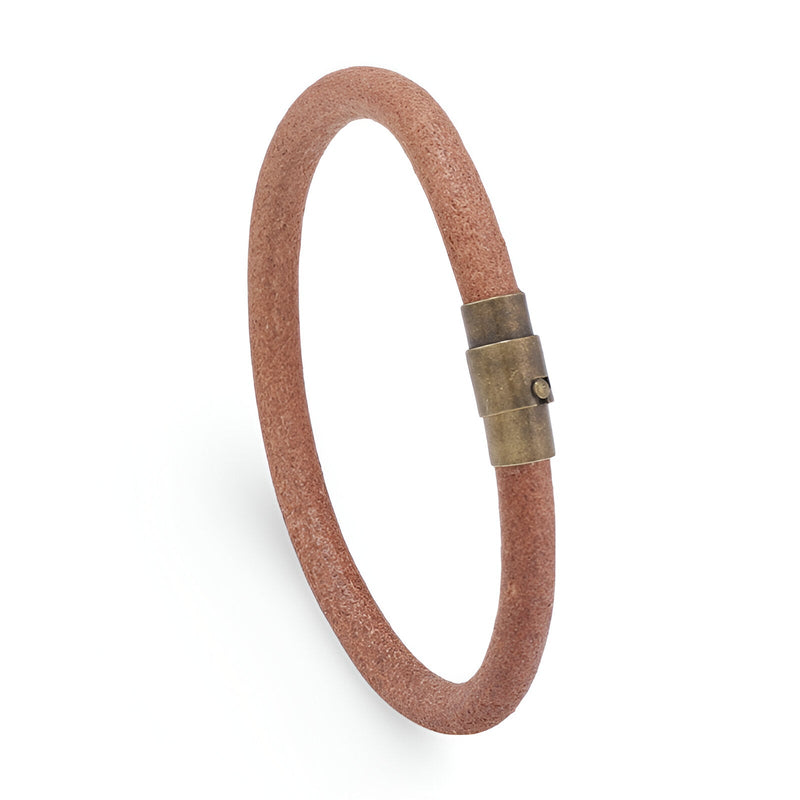 Bracelet en cuir marron avec fermoir magnétique en métal vieilli, design minimaliste unisexe.