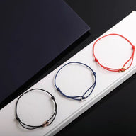 Bracelets cordon bleu, noir et rouge avec fer à cheval en acier inoxydable finition or rosé et or, style porte-bonheur.